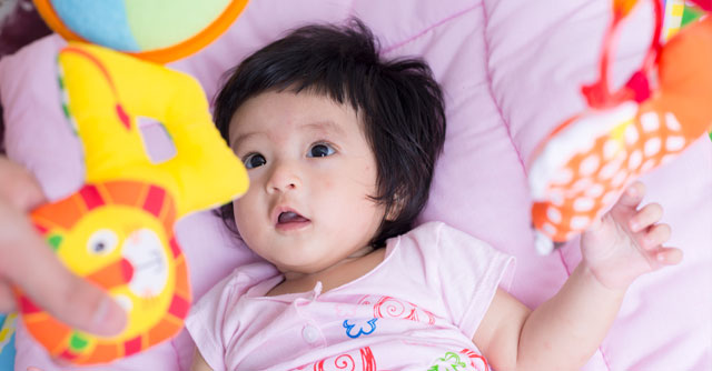 วิธีเล่นกับลูก 5 เดือน
