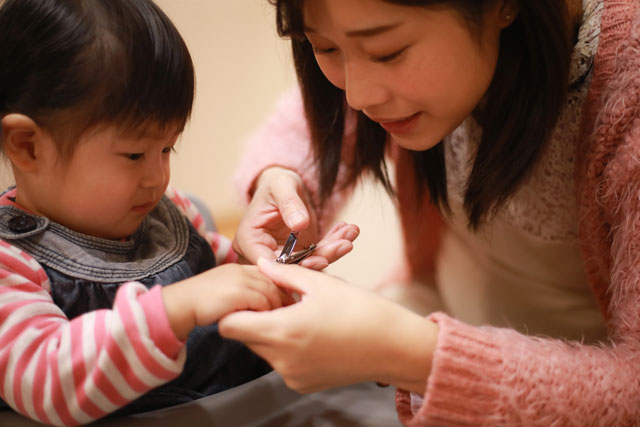 ตัดเล็บให้สั้น ป้องกันลูกเกา เมื่อลูกผิวแห้ง
