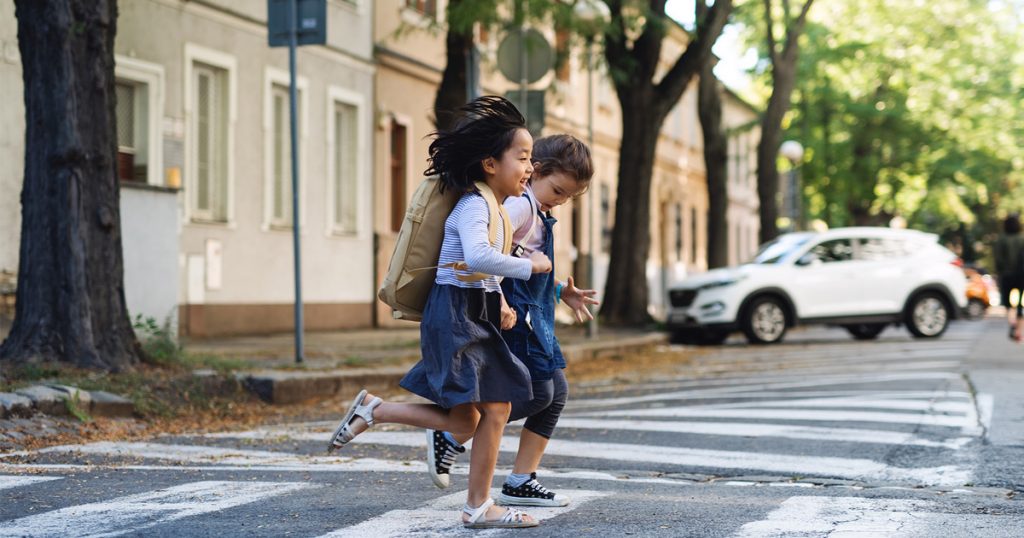 สอนลูกข้ามถนน