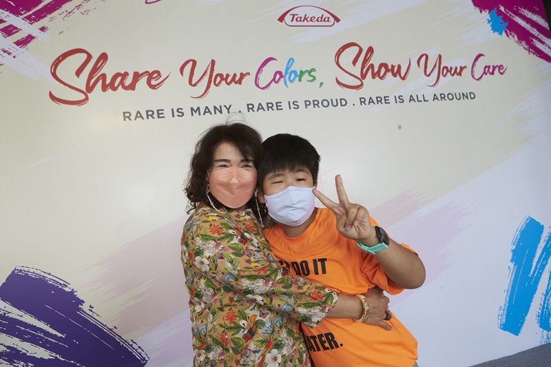 คุณปวีณ์ริศา อัศวสุนทรเนตร คุณแม่และผู้ดูแลผู้ป่วยโรคหายาก