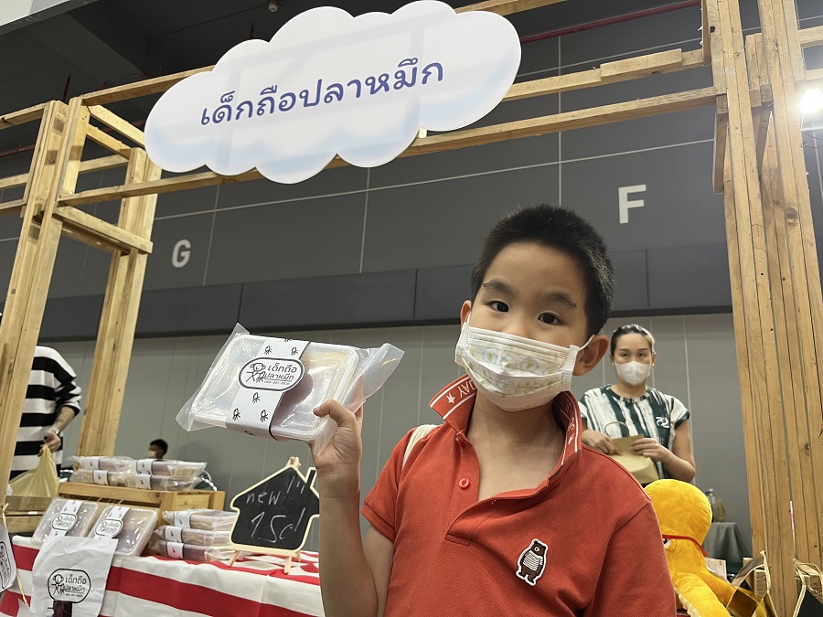 เด็กถือปลาหมึก แบรนด์ปลาหมึกย่างถ่านพร้อมน้ำจิ้มแสนอร่อยของน้องลูก้าวัย 6 ขวบ