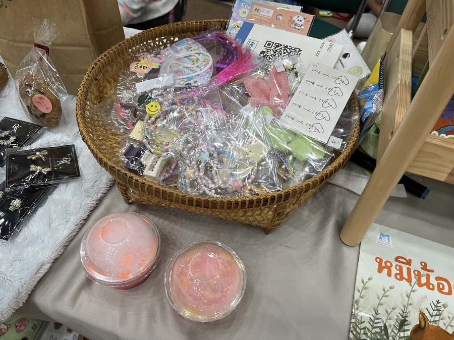 DIY by ยินลี่ มู่หลาน ปิ๊งปิ๊ง ร้านเล็ก ๆ ของสามสาวน้อยหัวใจนักธุรกิจ