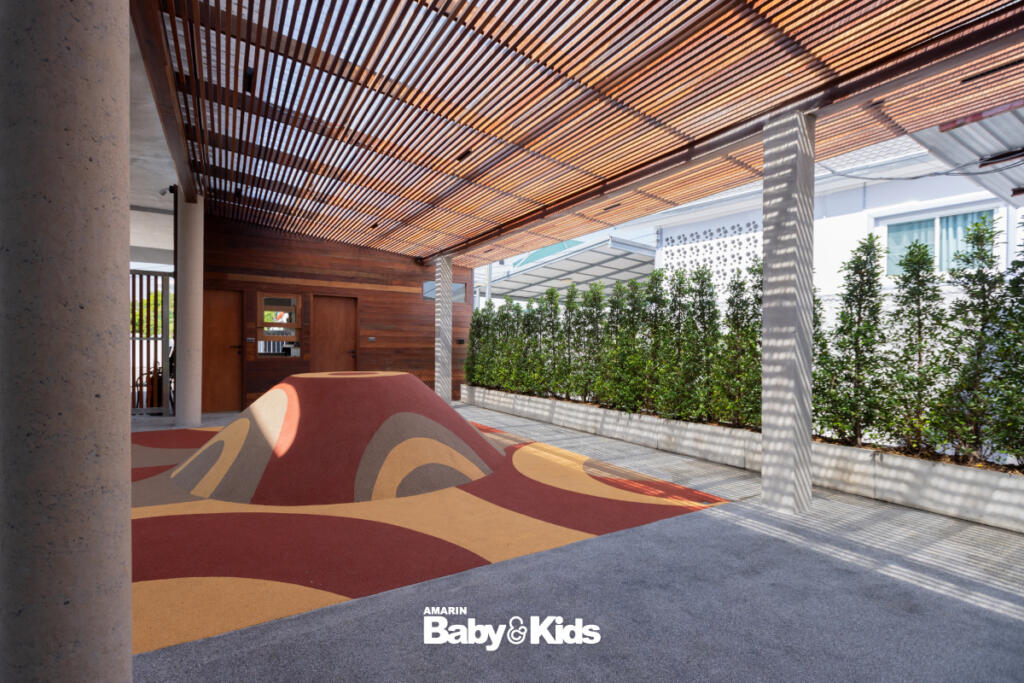 โรงเรียนพร้อมคิด บรรยากาศโรงเรียน สนามเด็กเล่น